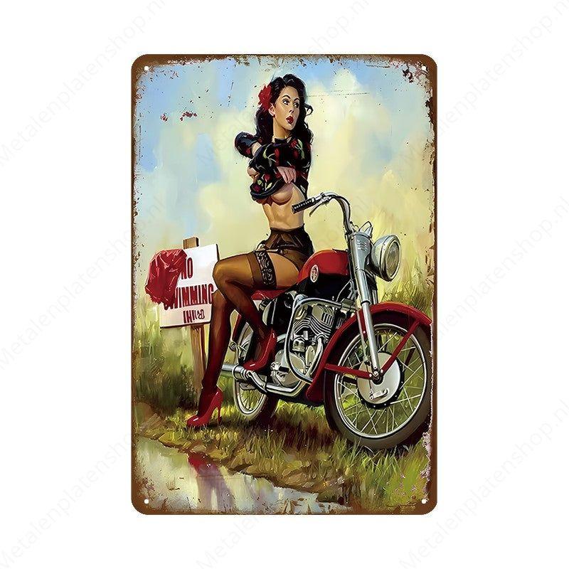 Pin-up Vrouw met Motor